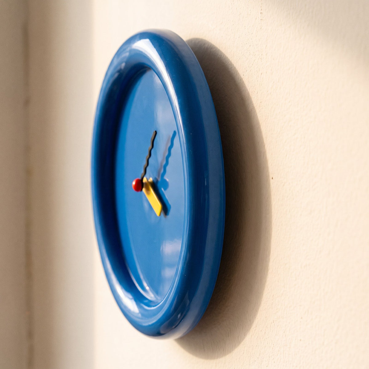 Horloge Murale Bleu Design – mise en situation