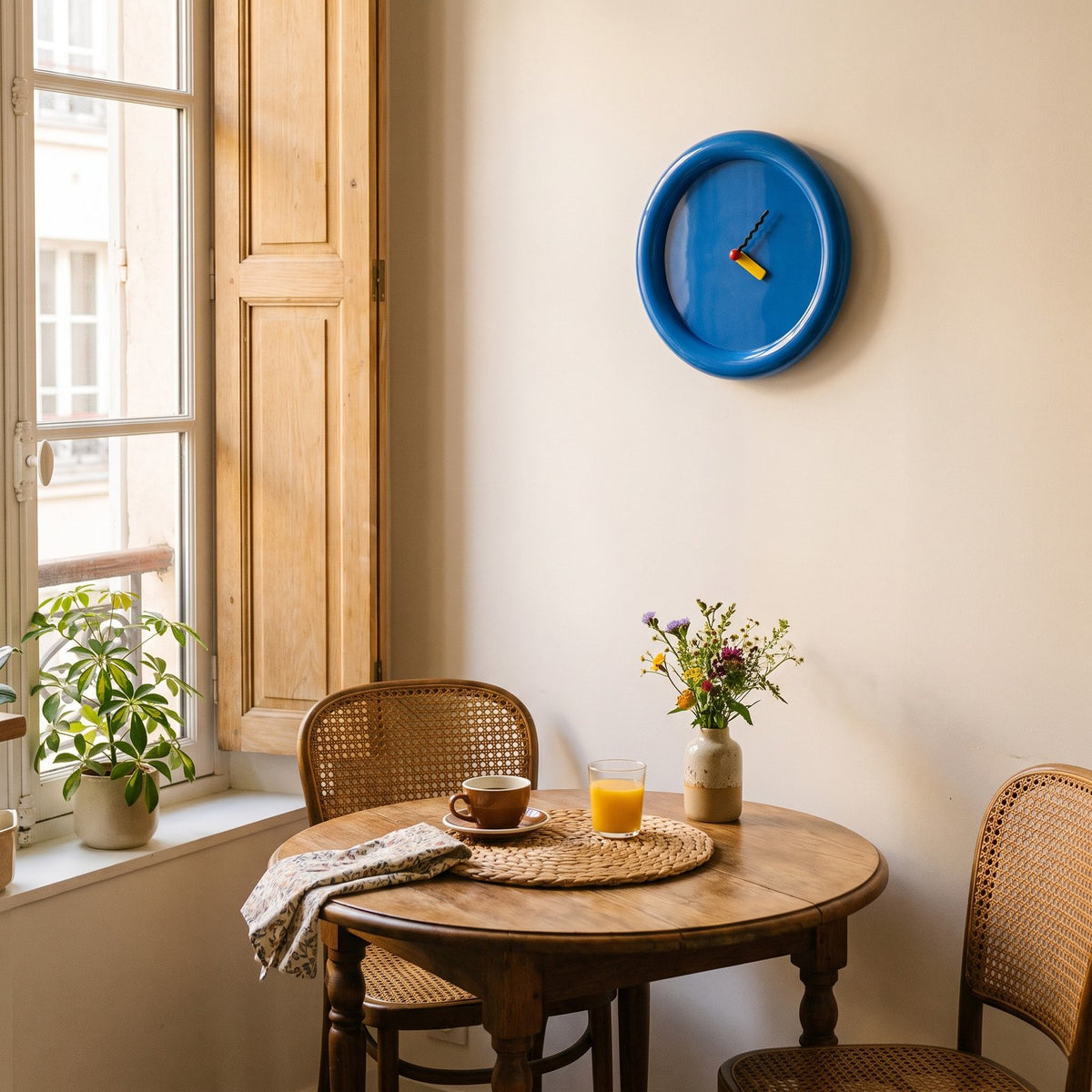 Horloge Murale Bleu Design – mise en situation
