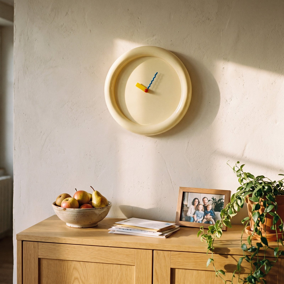 Horloge Murale Bleu Design – mise en situation