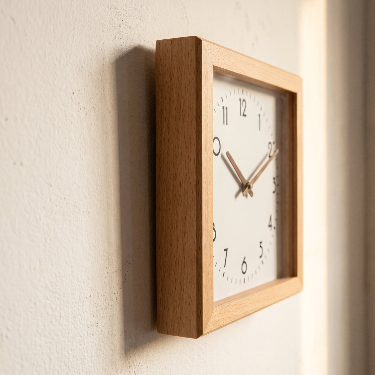 Horloge Murale Carrée Épurée