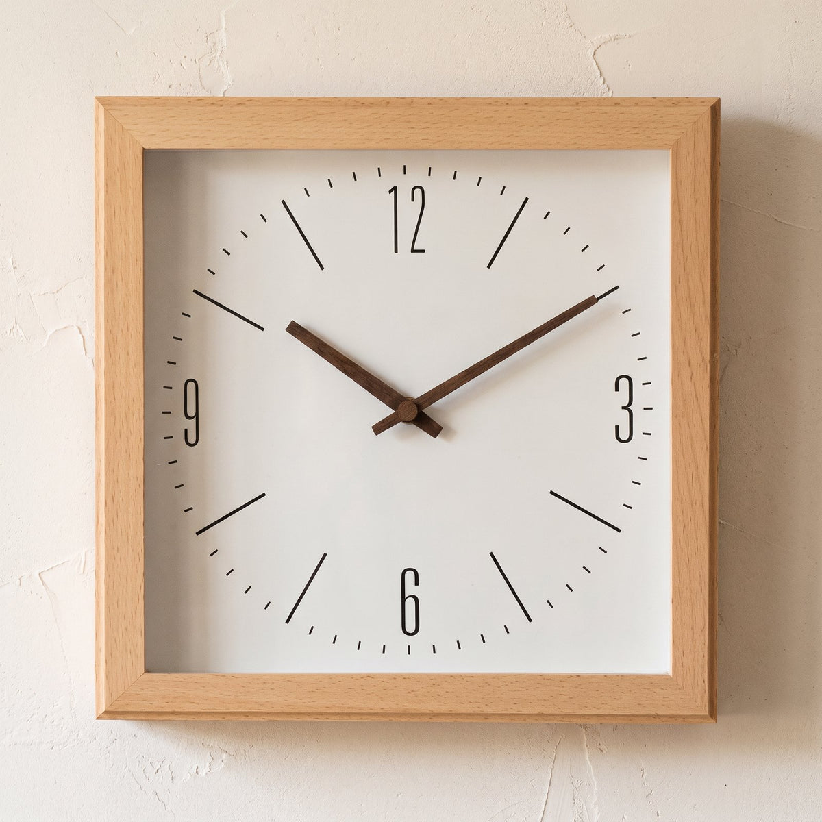 Horloge Murale Carrée Épurée