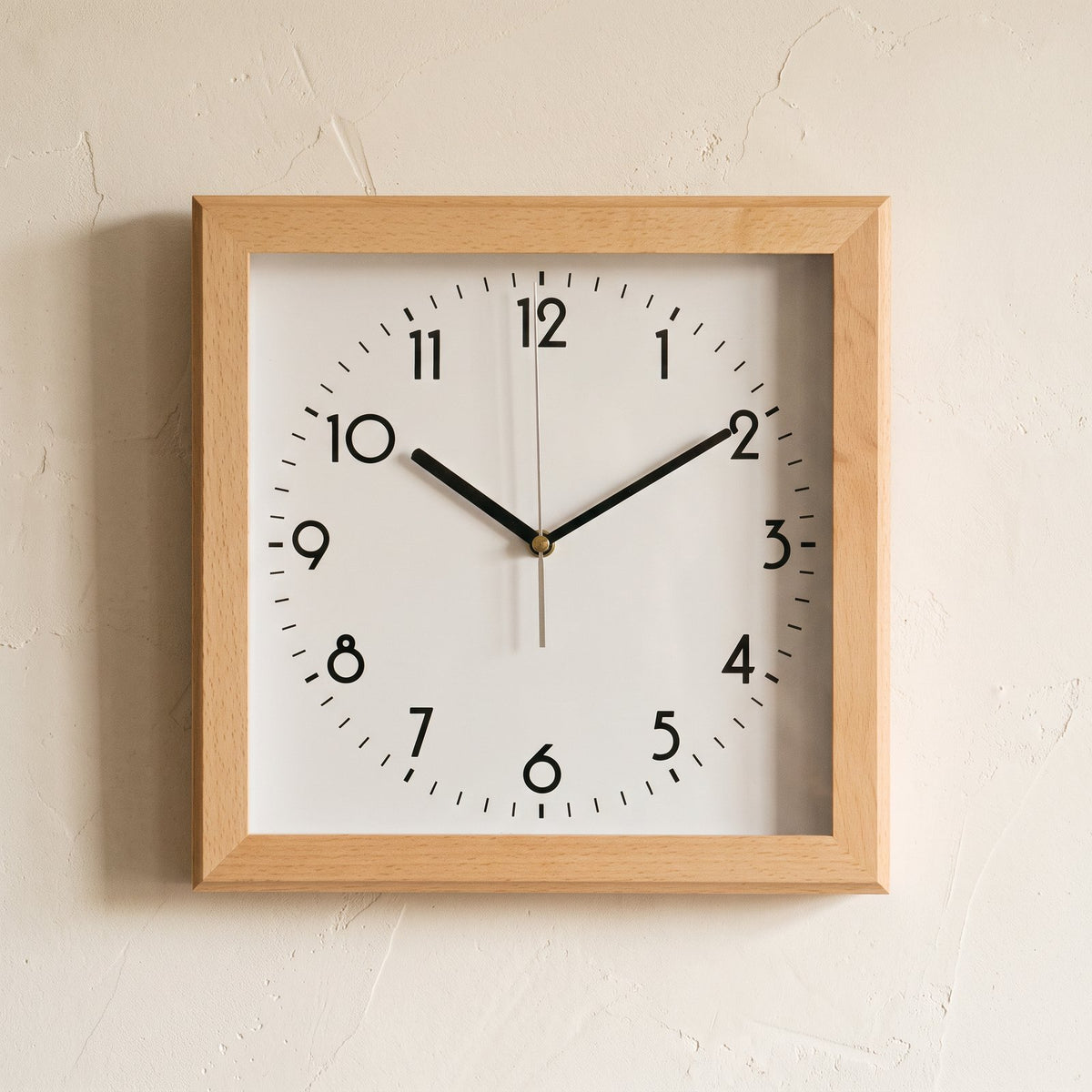 Horloge Murale Carrée Épurée