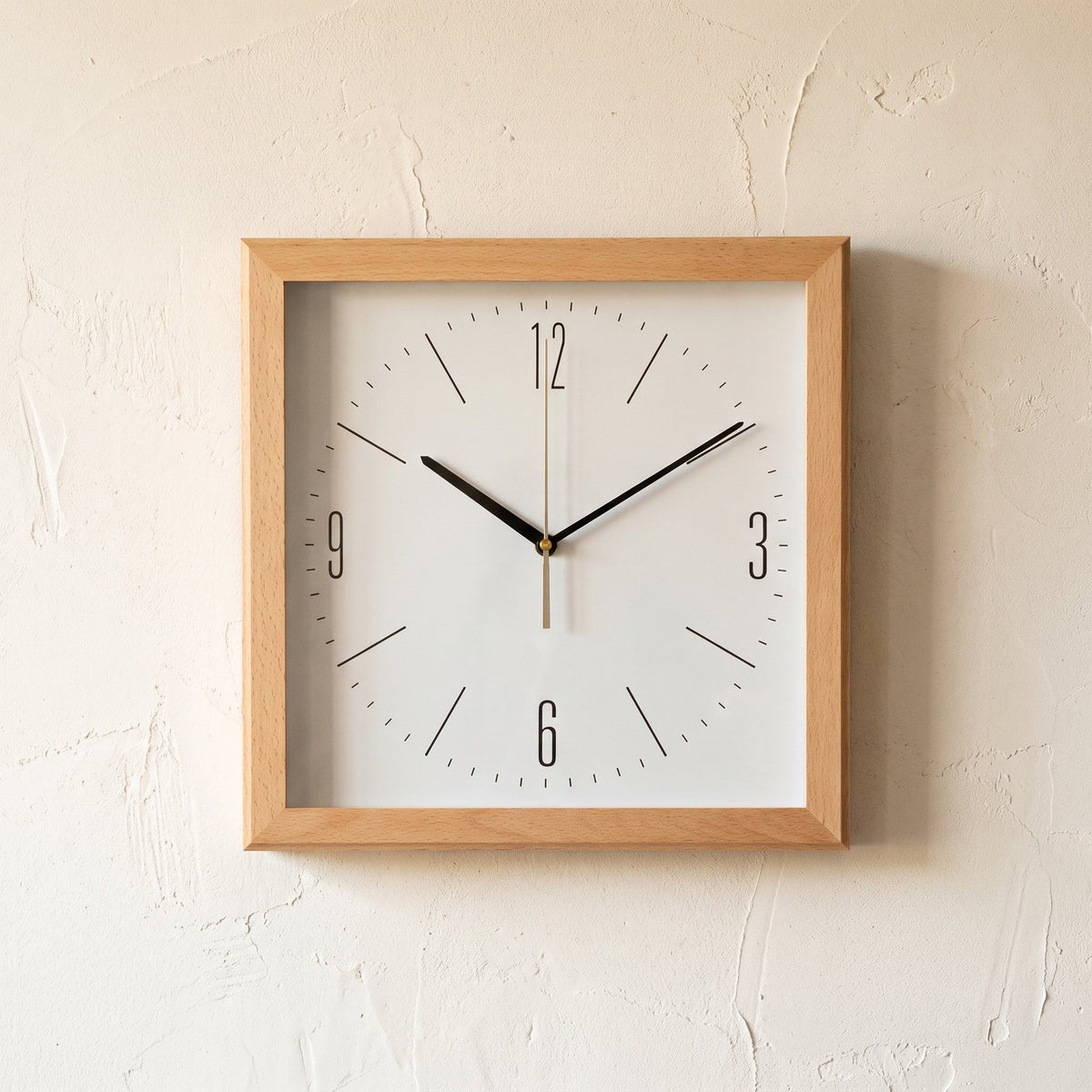 Horloge Murale Carrée Épurée
