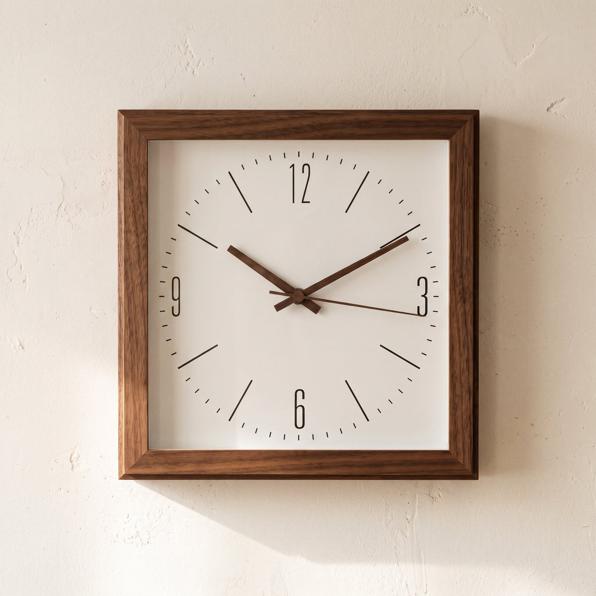 Horloge Murale Carrée Épurée