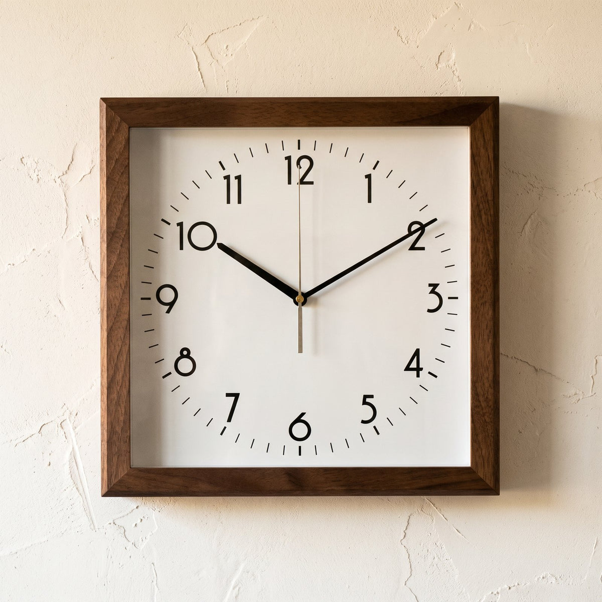 Horloge Murale Carrée Épurée