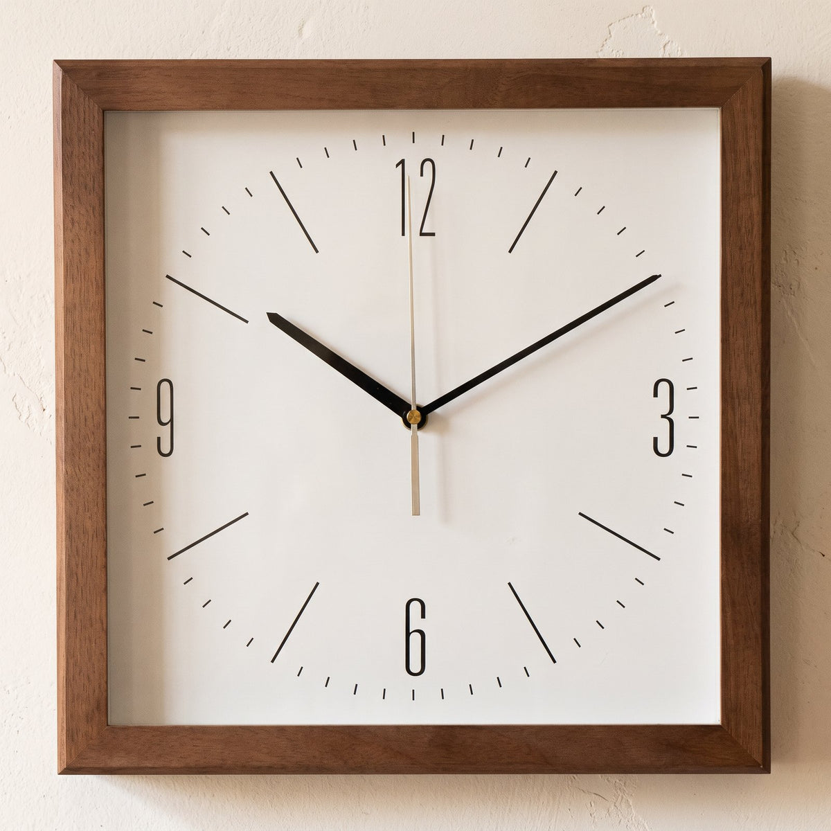 Horloge Murale Carrée Épurée