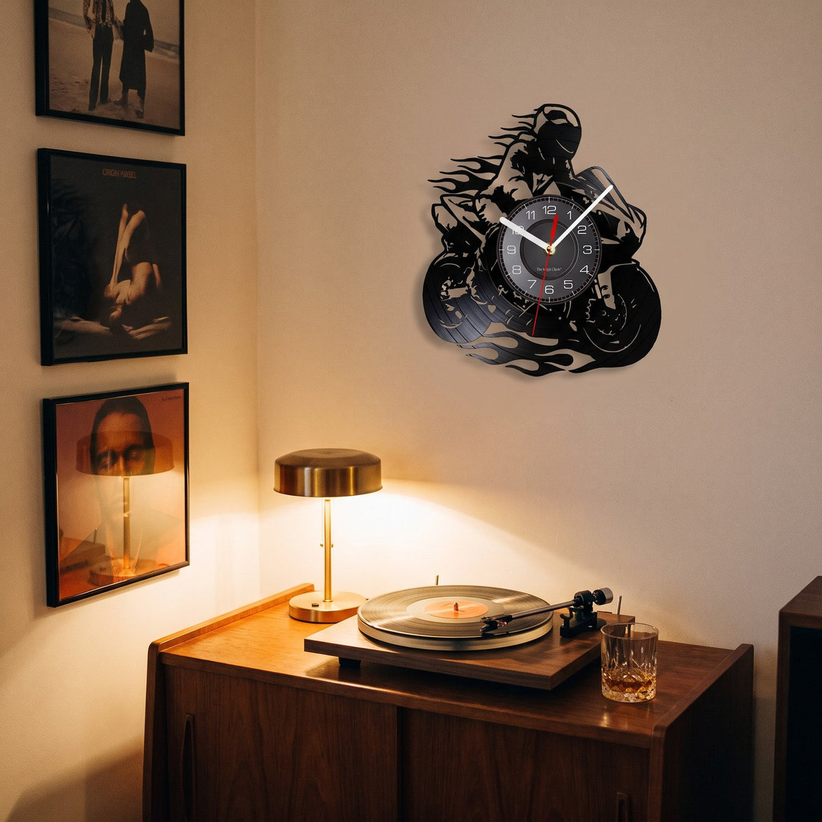 Horloge Murale Moto Vinyle – mise en situation